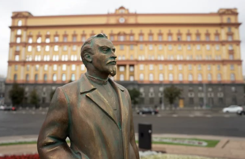Ветераны просят вернуть памятник Дзержинскому на место