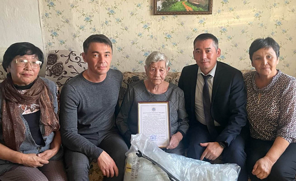 Юбиляр за воспитание пятерых детей награждена медалью 
