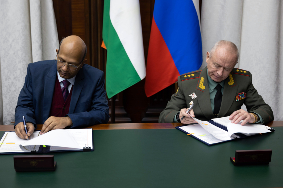 Заместитель Министра обороны РФ генерал-полковник Александр Фомин встретился с Чрезвычайным и Полномочным Послом Республики Индии Винаем Кумаром