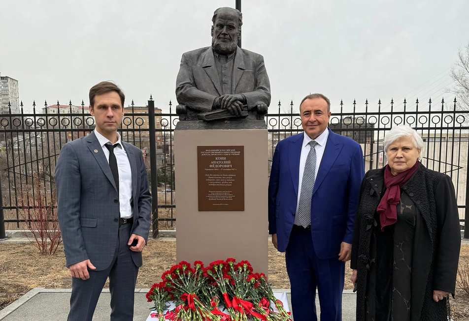 Грачья Погосян и Людмила Кулешова передали в дар бюст А.Ф. Кони во Владивосток