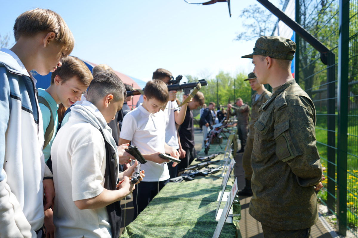 Военнослужащие ЮВО провели Урок Мужества для школьников Новочеркасска