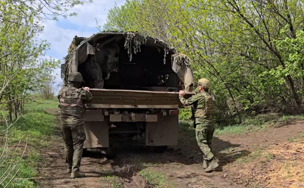 Военнослужащие Южной группировки войск осуществляют подвоз боеприпасов на огневые позиции для обеспечения наступательных действий в районе Часова Яра