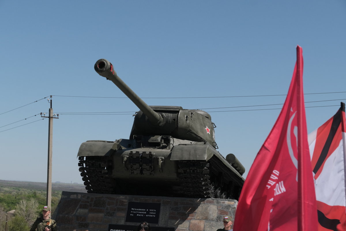 Военнослужащие инженерных войск группировки войск «Центр» восстановили памятник «ИС-2М» в память Героям-танкистам Великой Отечественной войны в ДНР