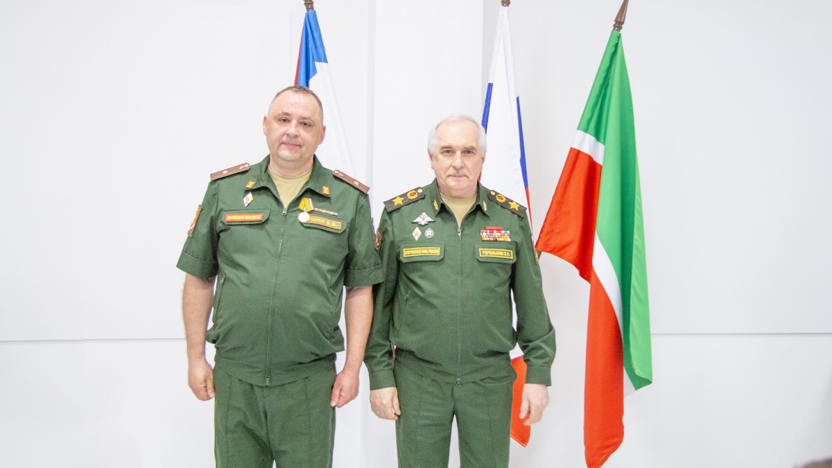Замминистра обороны РФ генерал армии Виктор Горемыкин вручил награды участникам СВО и медицинскому персоналу в военном госпитале Казани