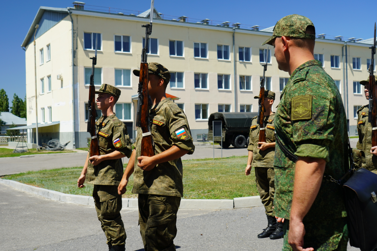 Военнослужащие роты Почетного караула приступили к подготовке к несению службы на Мамаевом кургане