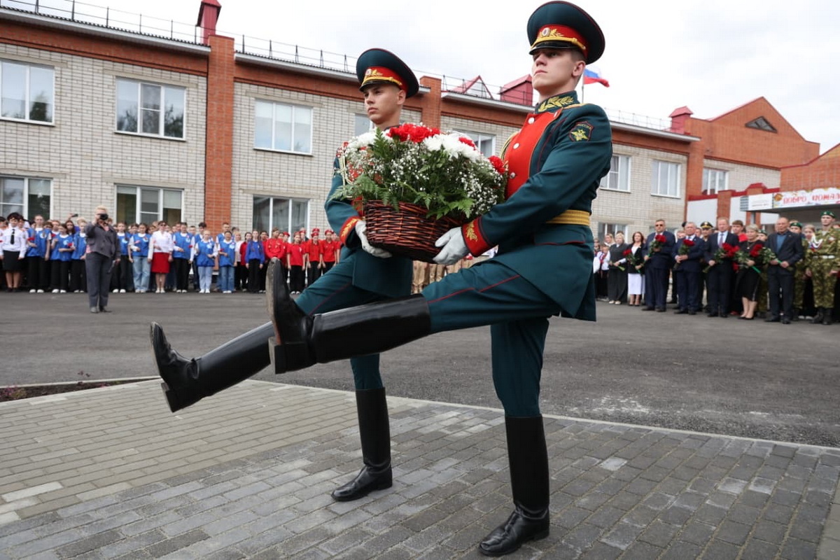 В Алейске открыли бюст Героя России Романа Блинова