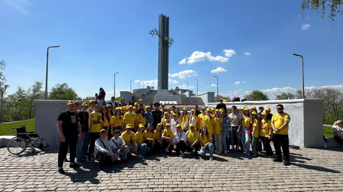 В Саратове прошёл патриотический флешмоб с участием 55-метровой Георгиевской ленты